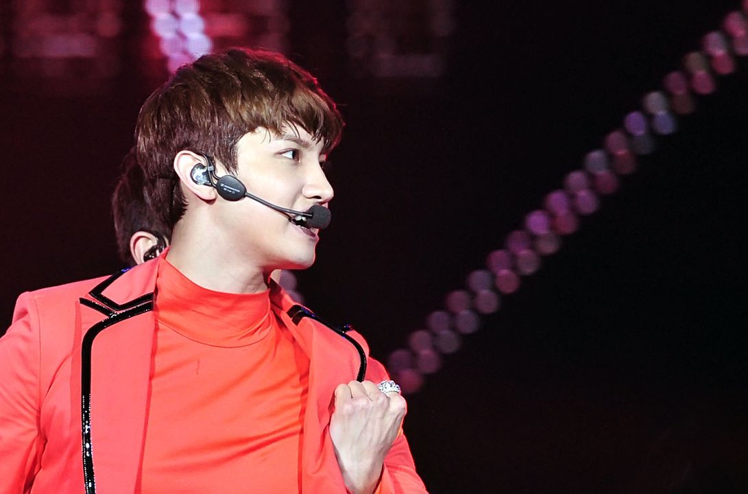 [22.12.12][Pics] Changmin - Sichuan TV New Year's Eve Concert 6cd76513jw1e04otu9bxej