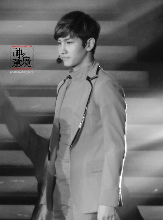 [22.12.12][Pics] Changmin - Sichuan TV New Year's Eve Concert 7-6