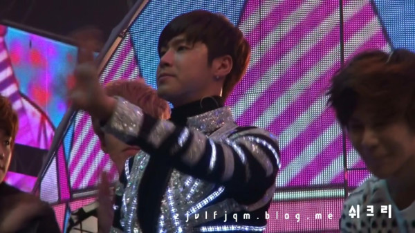 [31.12.12][Pics] Yunho - MBC Gayo Daejun 711307528_zpsc9947156