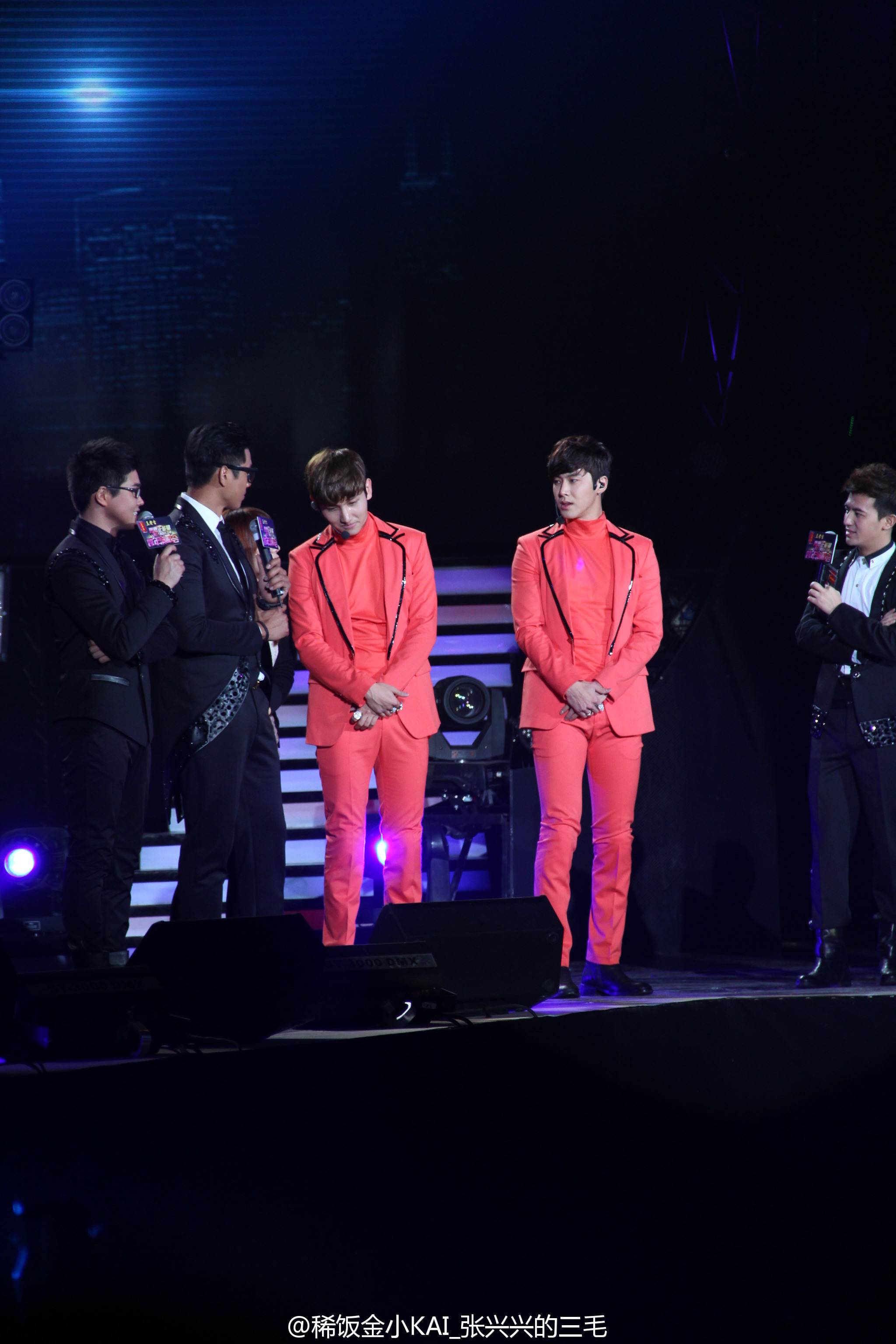 [22.12.12][Pics] TVXQ - Sichuan TV New Year's Eve Concert 71dfaf4dgw1e02zt4r97dj