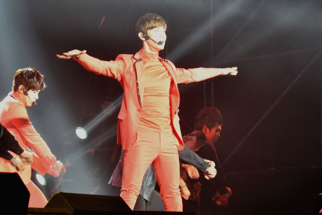 [22.12.12][Pics] Changmin - Sichuan TV New Year's Eve Concert 74aa9c73gw1e03ukd87z0j