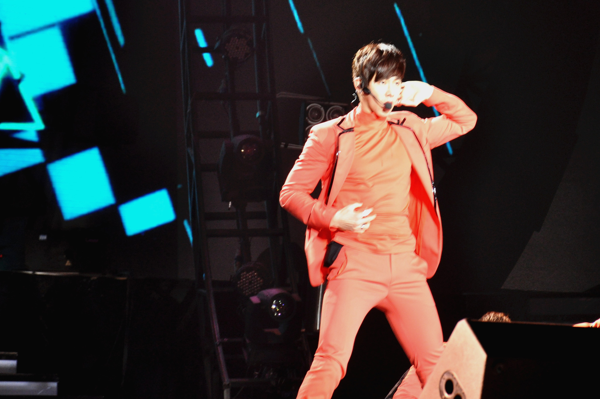 [22.12.12][Pics] Yunho - Sichuan TV New Year's Eve Concert 74aa9c73gw1e03vdjwwt7j