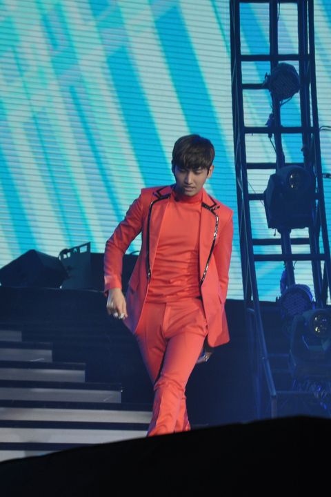 [22.12.12][Pics] Changmin - Sichuan TV New Year's Eve Concert 74aa9c73gw1e03vz1qi8oj