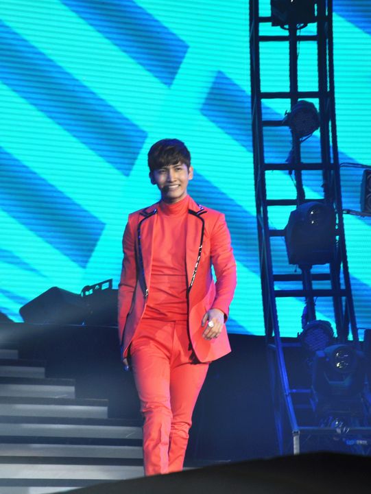 [22.12.12][Pics] Changmin - Sichuan TV New Year's Eve Concert 74aa9c73gw1e040a9w4e5j