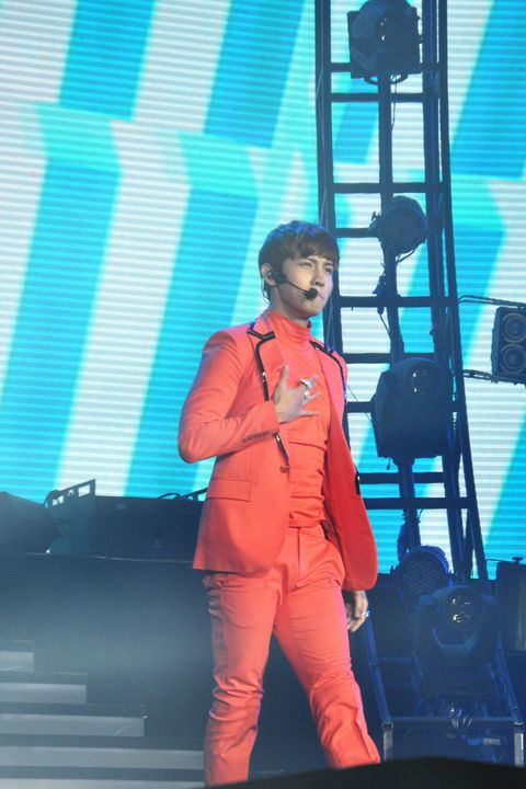 [22.12.12][Pics] Changmin - Sichuan TV New Year's Eve Concert 74aa9c73gw1e040sr4ht0j