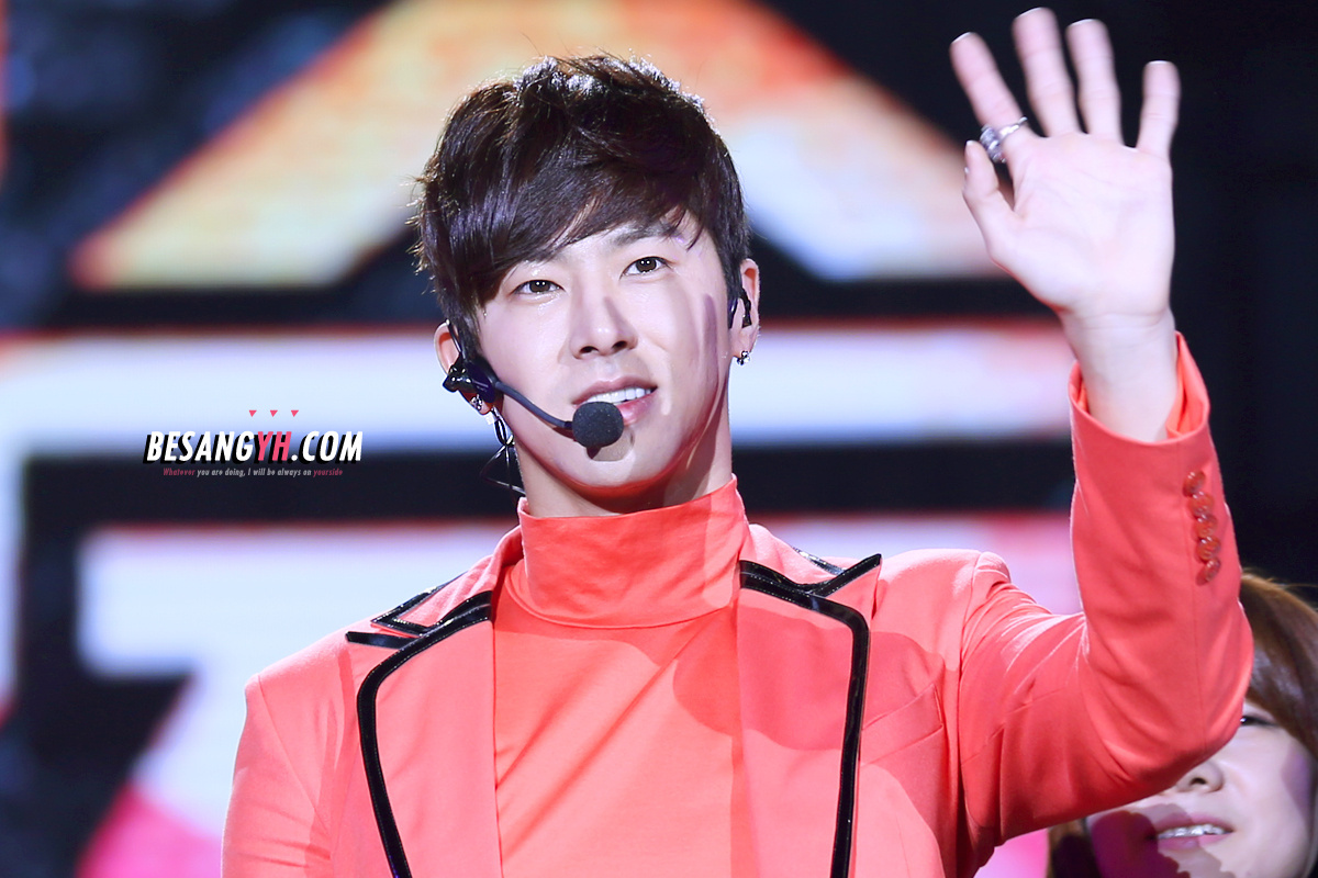 [22.12.12][Pics] Yunho - Sichuan TV New Year's Eve Concert 93087314jw1e04rwmafr8j