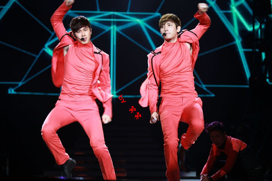 [22.12.12][Pics] TVXQ - Sichuan TV New Year's Eve Concert A738e4628c4fa3d8e3e48add9a02ef8d_QjPA5TS2Ax4kfA