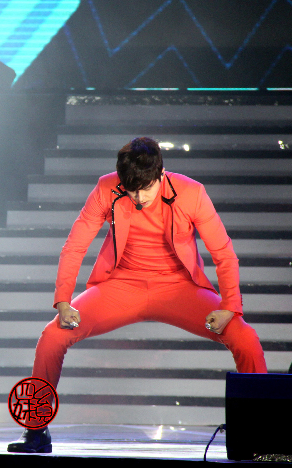 [22.12.12][Pics] Yunho - Sichuan TV New Year's Eve Concert A738e4628c4fa3d8e3e48add9a02ef8d_bc887NNKz