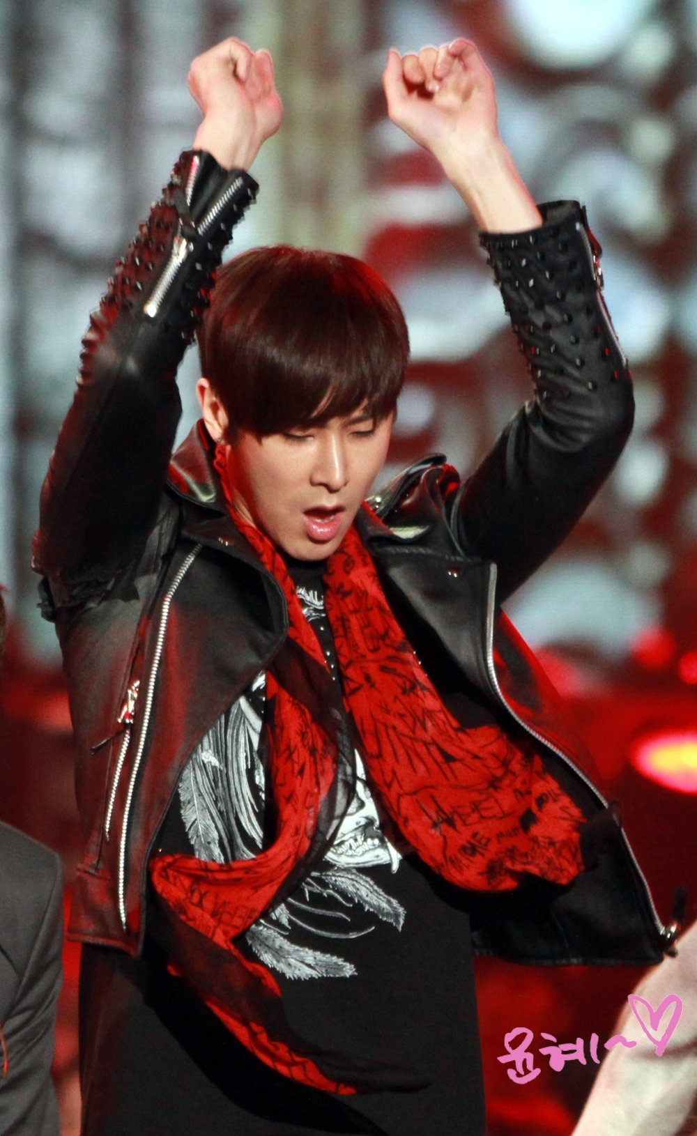 [29.12.12][Pics+Gifs] Yunho - SBS Gayo Daejun A738e4628c4fa3d8e3e48add9a02ef8d_eYh6mAwsTk9boNELjWjGcCFBVlW