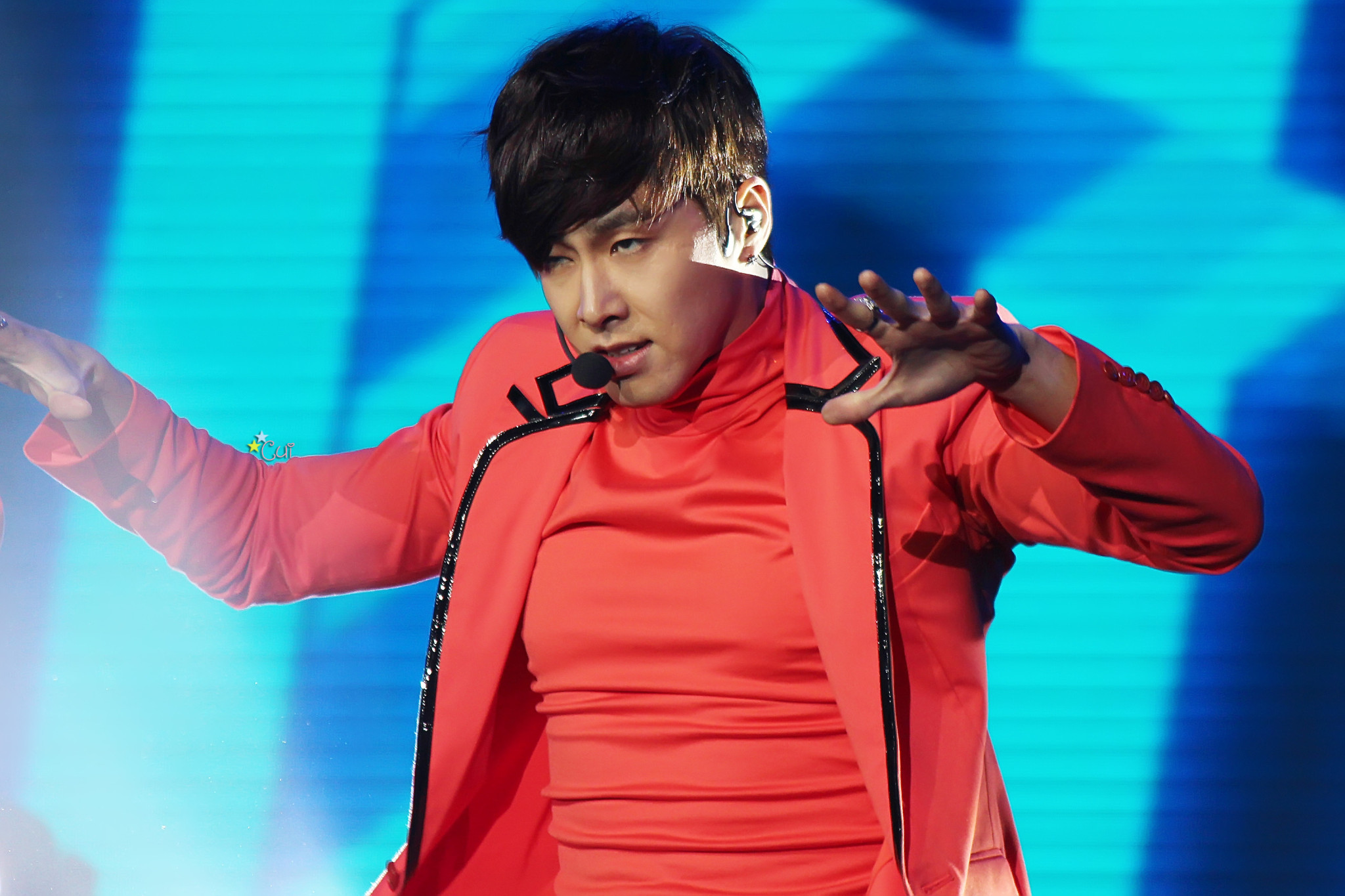 [22.12.12][Pics] Yunho - Sichuan TV New Year's Eve Concert A76dd95egw1e03k82u2l3j