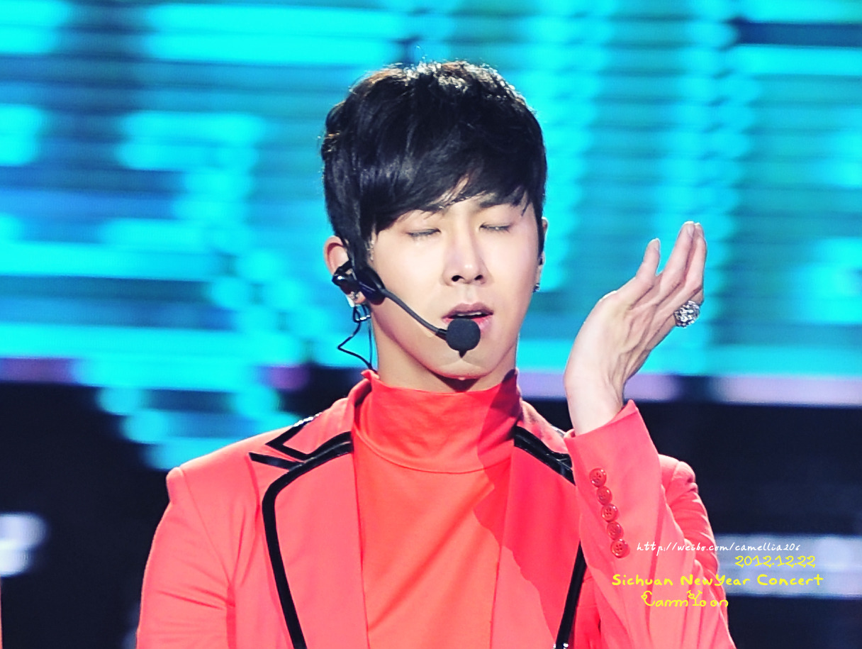 [22.12.12][Pics] Yunho - Sichuan TV New Year's Eve Concert B6da31c9td19806188102690