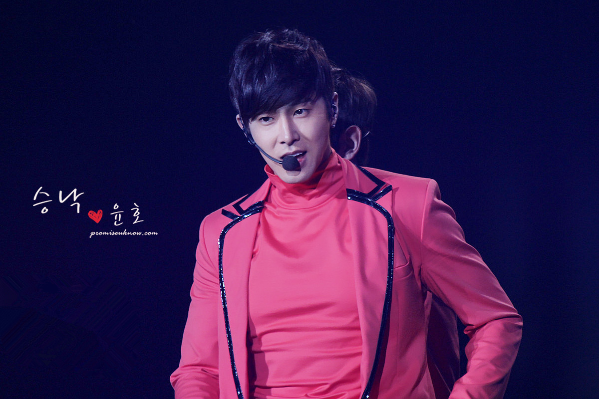 [22.12.12][Pics] Yunho - Sichuan TV New Year's Eve Concert Bdaf5a03jw1e03udqpojoj