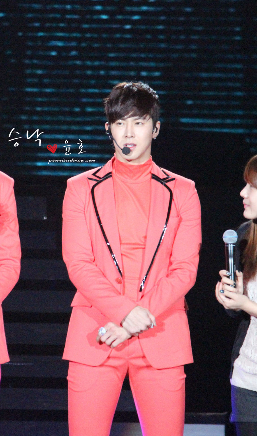 [22.12.12][Pics] Yunho - Sichuan TV New Year's Eve Concert Bdaf5a03jw1e041jg8dzrj