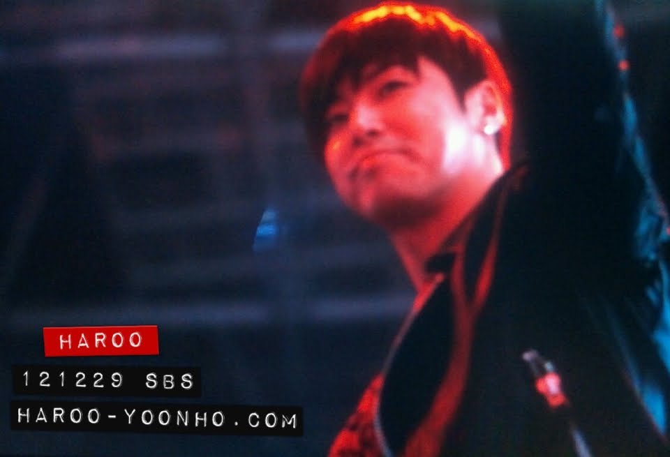 [29.12.12][Pics+Gifs] Yunho - SBS Gayo Daejun Hr2-5