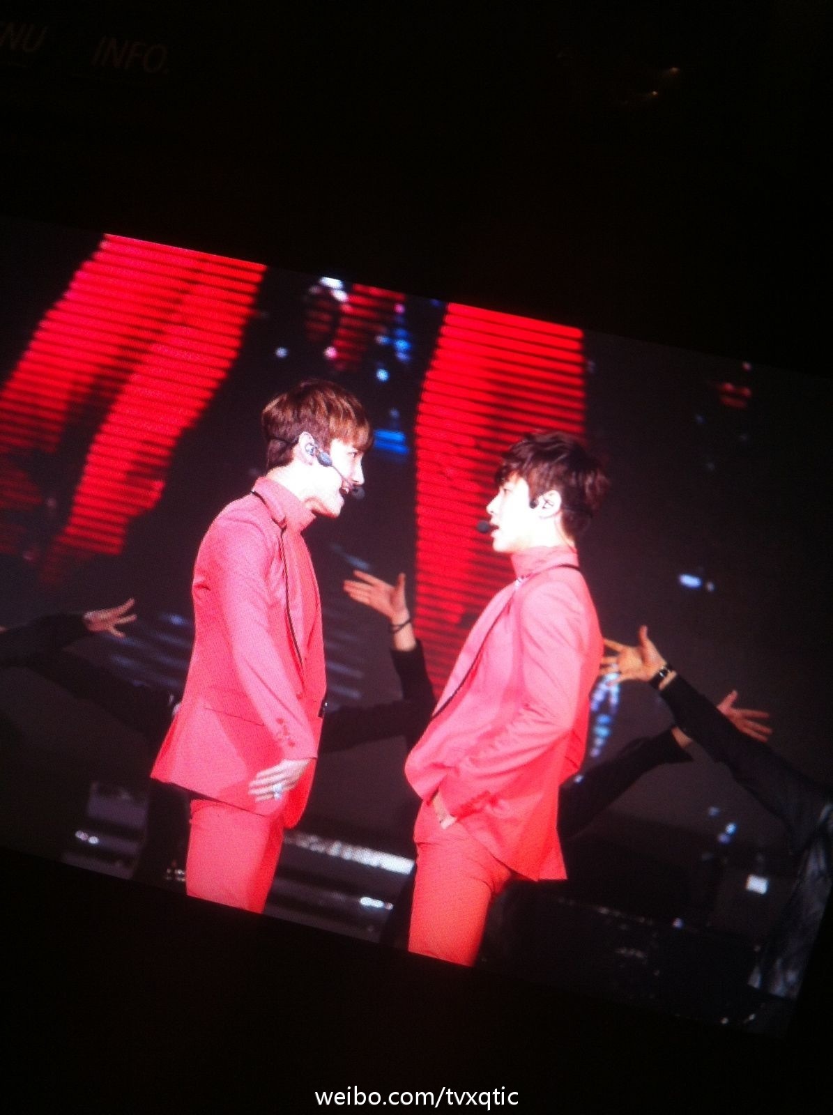 [22.12.12][Pics] TVXQ - Sichuan TV New Year's Eve Concert Tumblr_mfgveo5j5U1qd80wyo1_1280