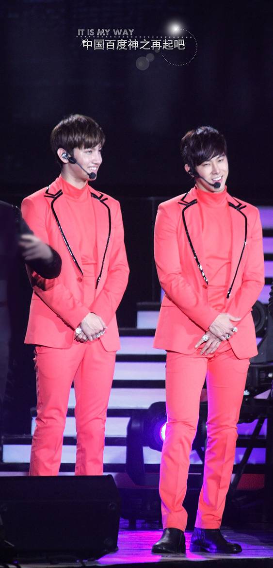 [22.12.12][Pics] TVXQ - Sichuan TV New Year's Eve Concert Tumblr_mfix2zDzOl1qd80wyo1_1280