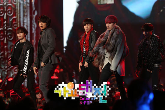 [29.12.12][Pics+Gifs] Yunho - SBS Gayo Daejun Viewer_image3_zps6b5efbc0