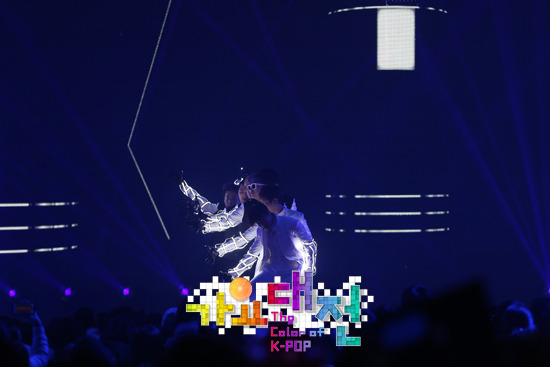 [29.12.12][Pics+Gifs] Yunho - SBS Gayo Daejun Viewer_image_22_zps55e86cd6