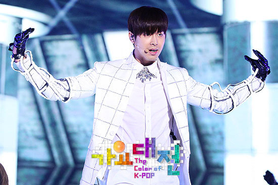 [29.12.12][Pics+Gifs] Yunho - SBS Gayo Daejun Viewer_image_2_zps794a3124