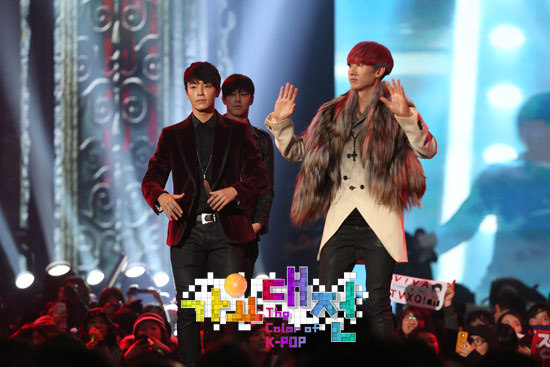 [29.12.12][Pics+Gifs] Yunho - SBS Gayo Daejun Viewer_image_33_zpsaa45381d