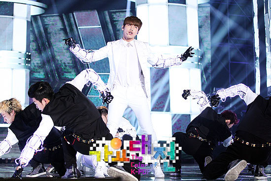 [29.12.12][Pics] Changmin - SBS Gayo Daejun Viewer_image_41_zps10bc0395