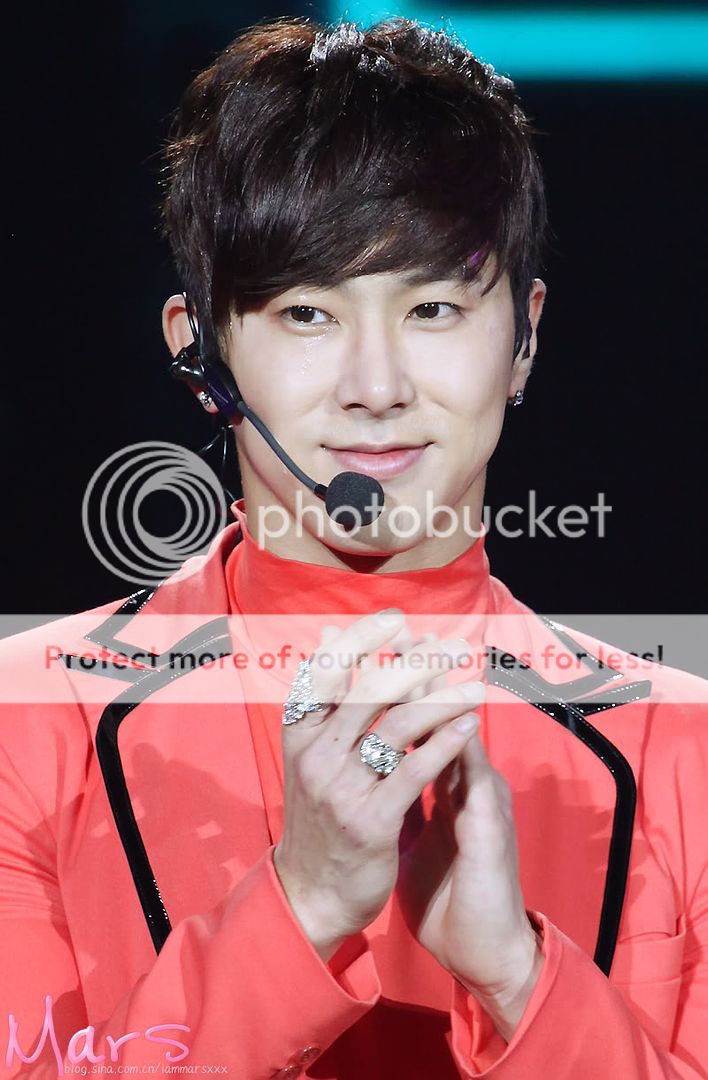 [22.12.12][Pics] Yunho - Sichuan TV New Year's Eve Concert 0A985EB2180BBD24957A8F4D96C61D8EAB8E54EB4D09B_800_1221