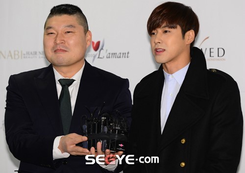 [15.12.12][Pics] Yunho - Attended Hongrokgi Wedding 20121216020345_0_59_20121216120503