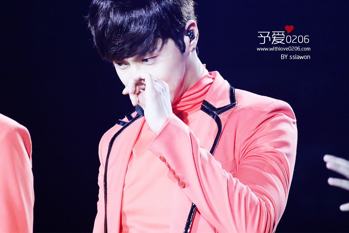 [22.12.12][Pics] Yunho - Sichuan TV New Year's Eve Concert 64494646201212252051272222497998215_000