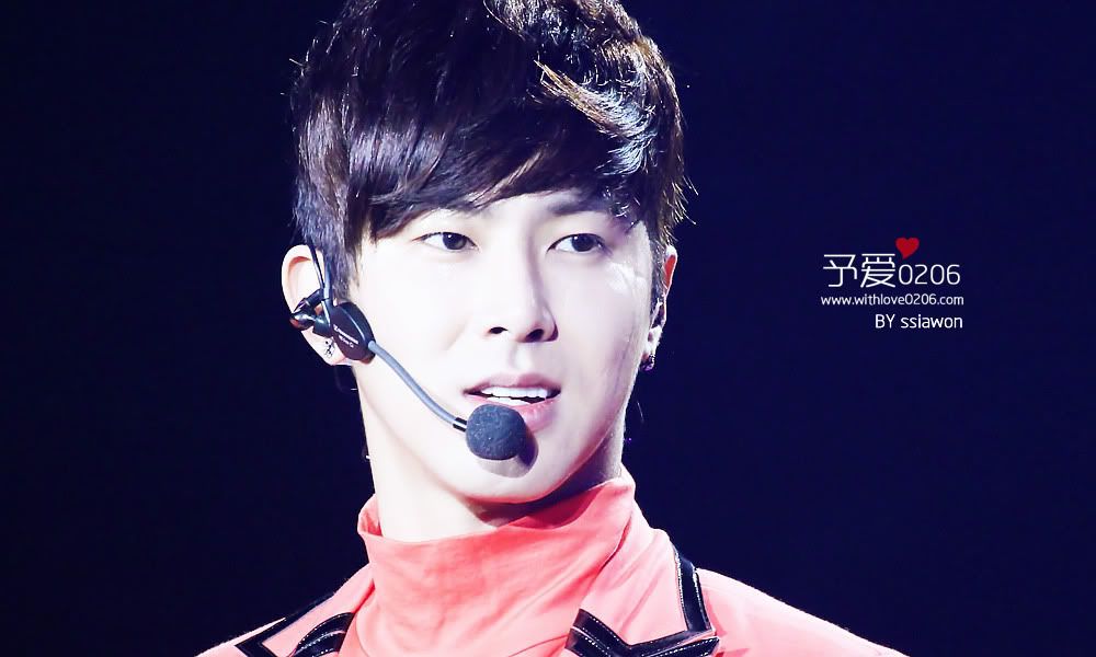 [22.12.12][Pics] Yunho - Sichuan TV New Year's Eve Concert 64494646201212252051272222497998215_001