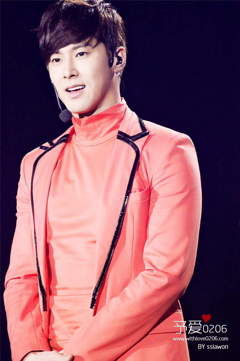 [22.12.12][Pics] Yunho - Sichuan TV New Year's Eve Concert 64494646201212252058583592291476229_000