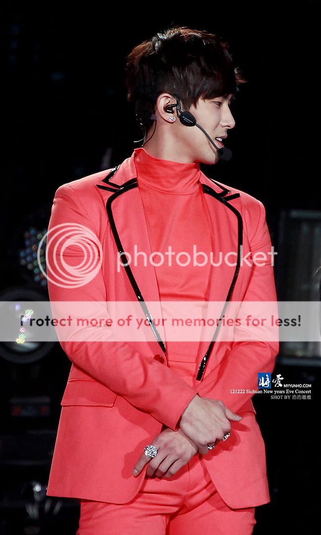 [22.12.12][Pics] Yunho - Sichuan TV New Year's Eve Concert 6c00769dtw1e03qxq8cavj