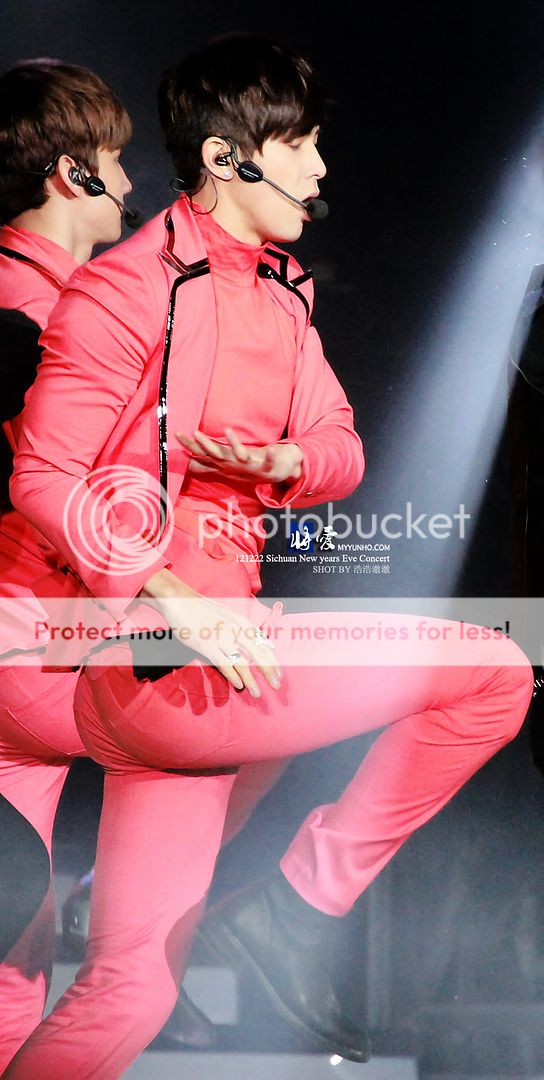 [22.12.12][Pics] Yunho - Sichuan TV New Year's Eve Concert 6c00769dtw1e0466jcnxpj1