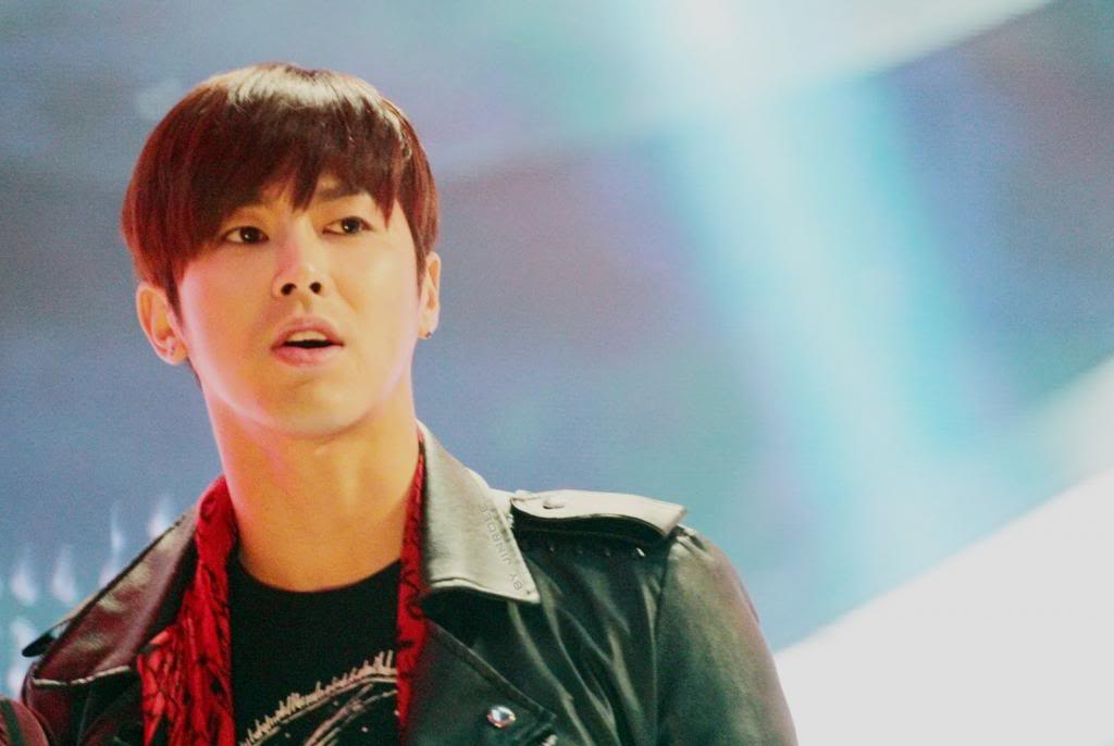 [29.12.12][Pics+Gifs] Yunho - SBS Gayo Daejun 8-2_zps26505c73