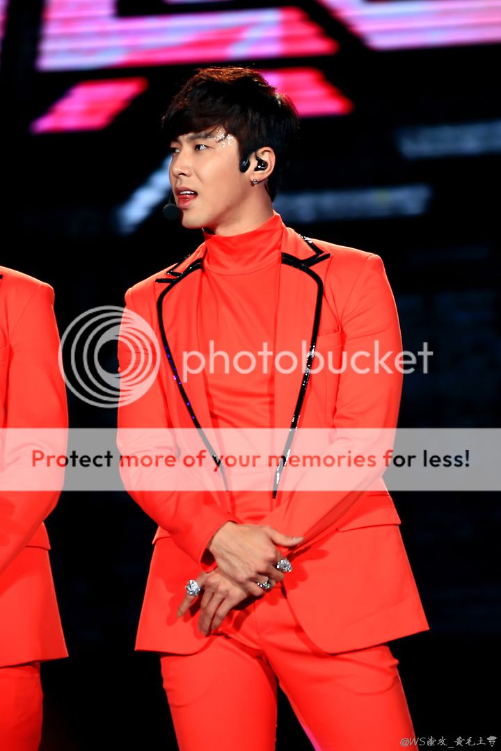 [22.12.12][Pics] Yunho - Sichuan TV New Year's Eve Concert C3B1C2E22BA945CF374344670EC7B1F9B14E375AC9B21_1000_1500