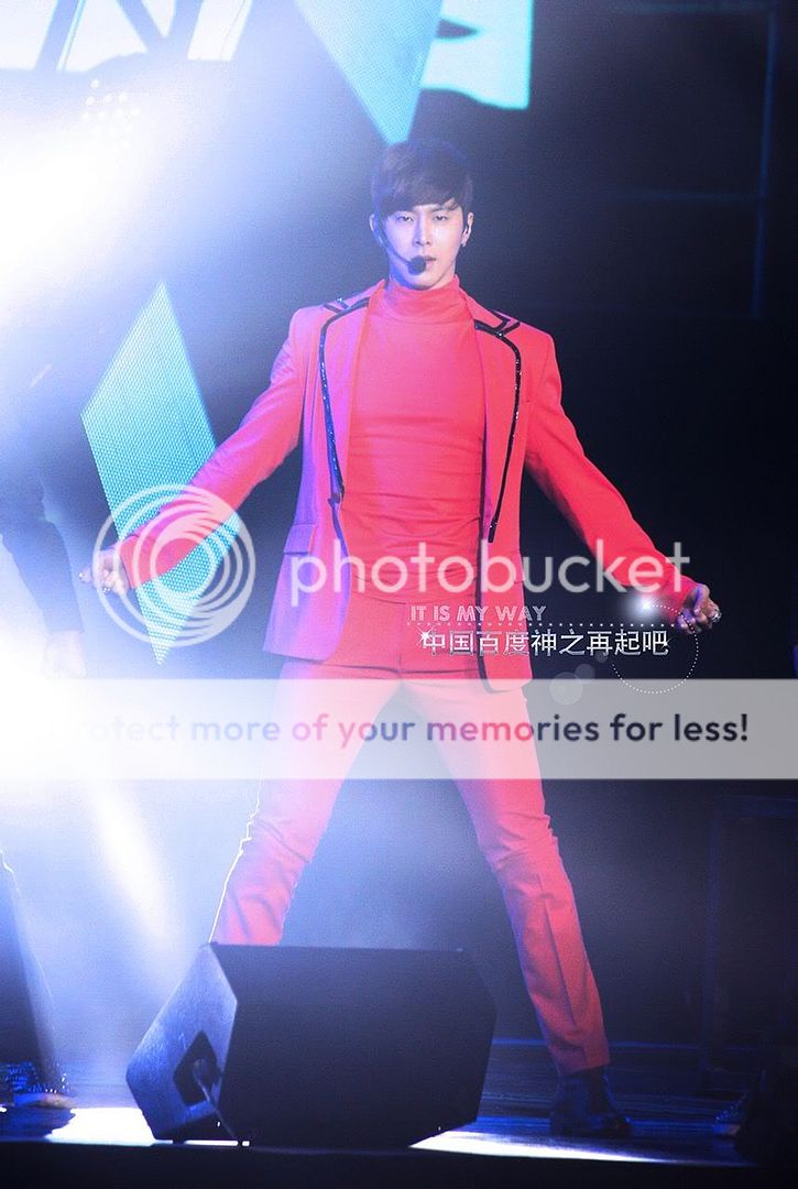 [22.12.12][Pics] Yunho - Sichuan TV New Year's Eve Concert A738e4628c4fa3d8e3e48add9a02ef8d_WMgcP3IURRMSmH9iN6Z