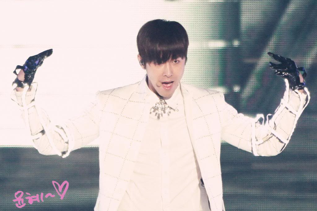 [29.12.12][Pics+Gifs] Yunho - SBS Gayo Daejun A738e4628c4fa3d8e3e48add9a02ef8d_yCqa72gEC_zpsc32c3928