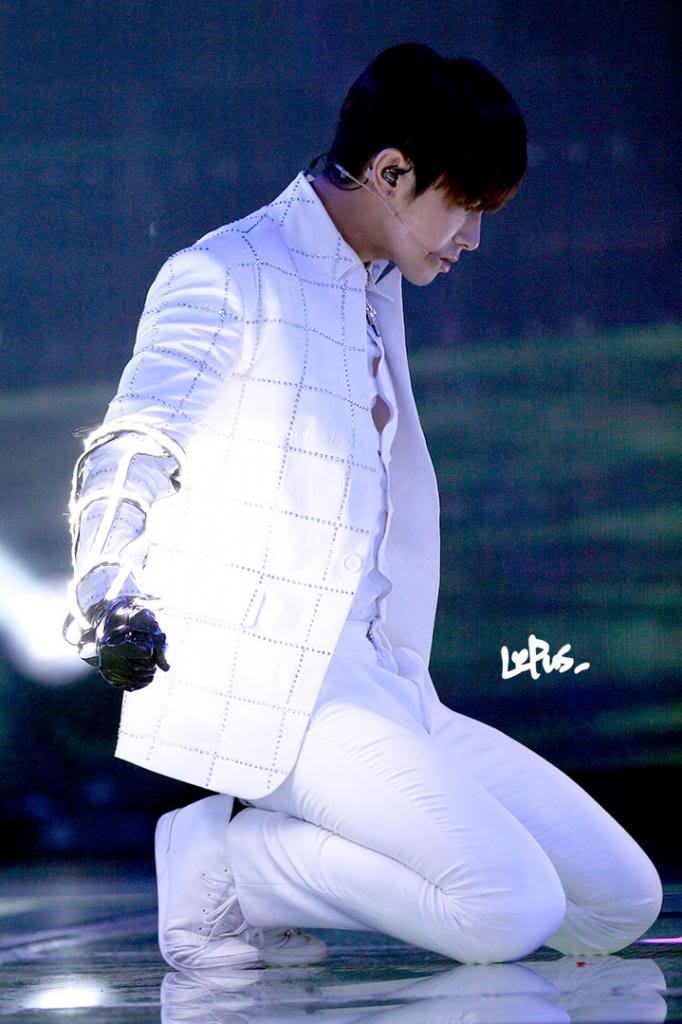 [29.12.12][Pics+Gifs] Yunho - SBS Gayo Daejun B1efd4160924ab18a20010eb35fae6cd7a890b65_zpsec16db12