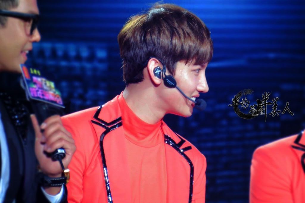 [22.12.12][Pics] Changmin - Sichuan TV New Year's Eve Concert 083e39dfa9ec8a1326ba3d3af703918fa1ecc05e