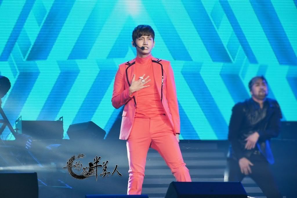 [22.12.12][Pics] Changmin - Sichuan TV New Year's Eve Concert 24fe7ce736d12f2ec93517b94fc2d562843568cd