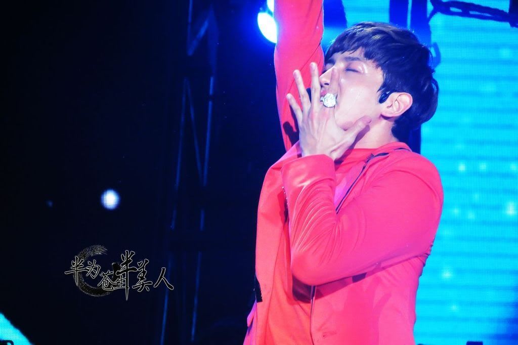 [22.12.12][Pics] Changmin - Sichuan TV New Year's Eve Concert 311435950a7b020846a3553b62d9f2d3562cc890