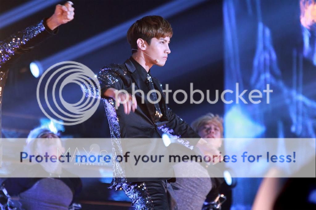 [11.10.12][Pics] Changmin - Nongshim Love Sharing Concert 4-2