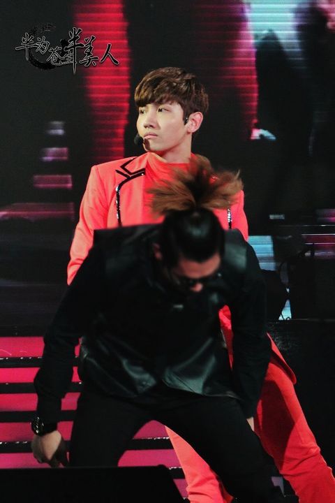 [22.12.12][Pics] Changmin - Sichuan TV New Year's Eve Concert 44c7856eddc451da17638532b6fd5266d1163260