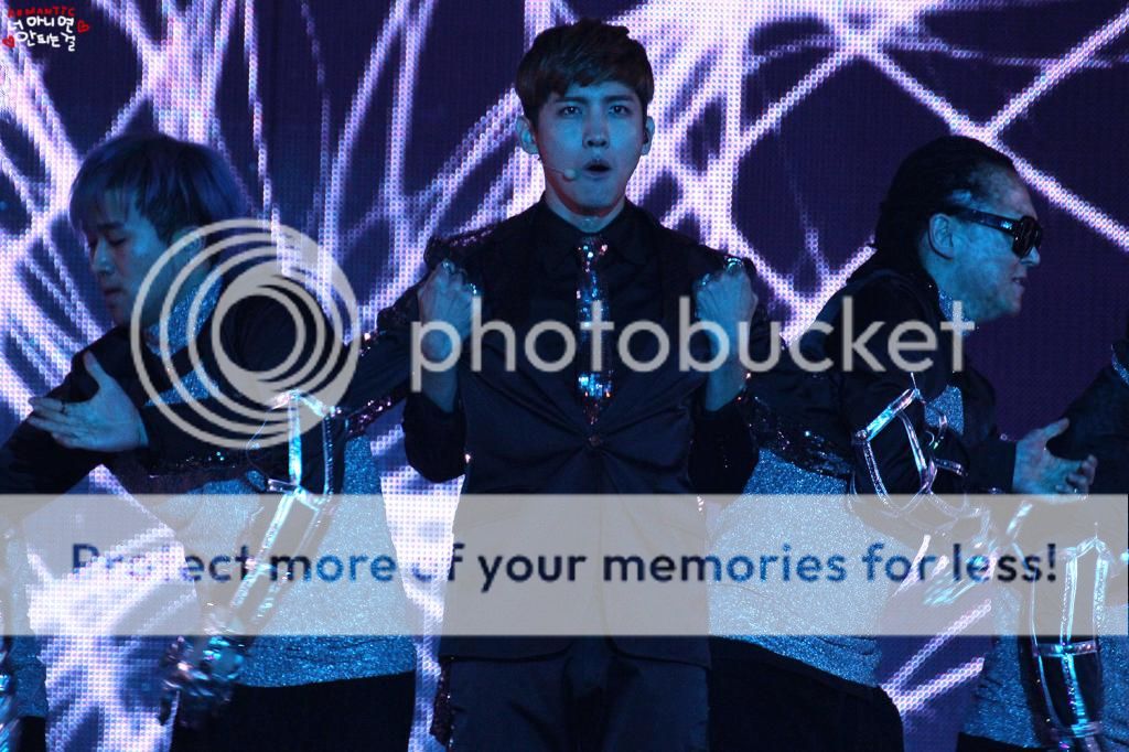 [11.10.12][Pics] Changmin - Nongshim Love Sharing Concert 9-2