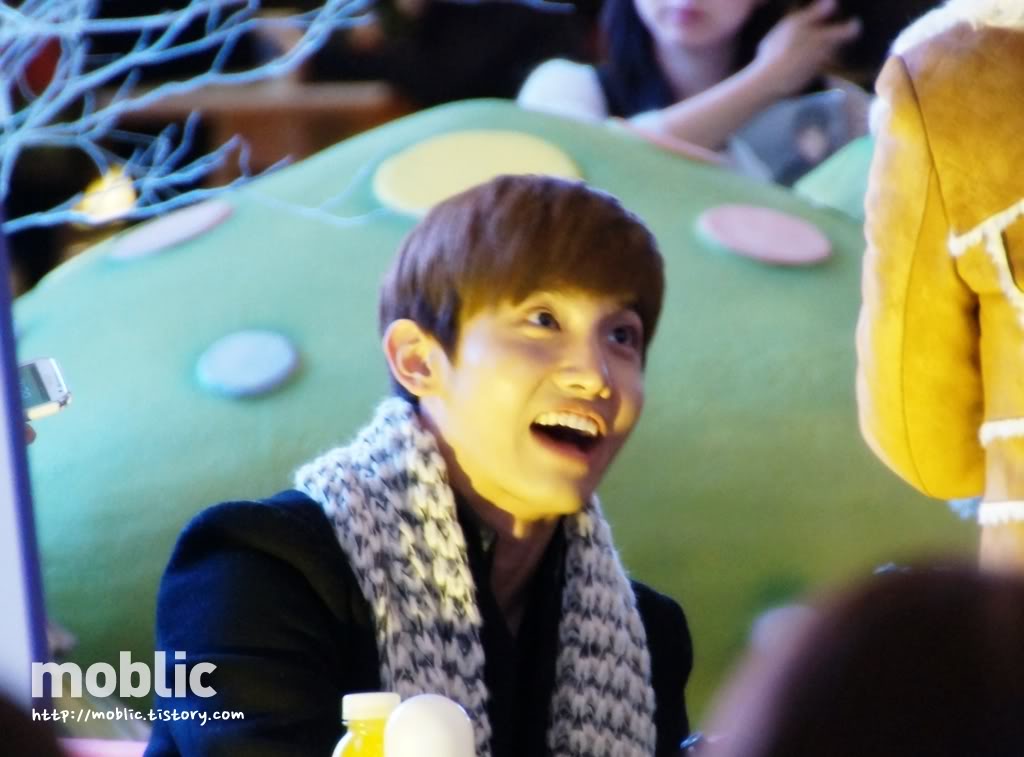 [08.12.12][Pics] Changmin - "Humanoids" Fansign Event in Yeouido DSC01872
