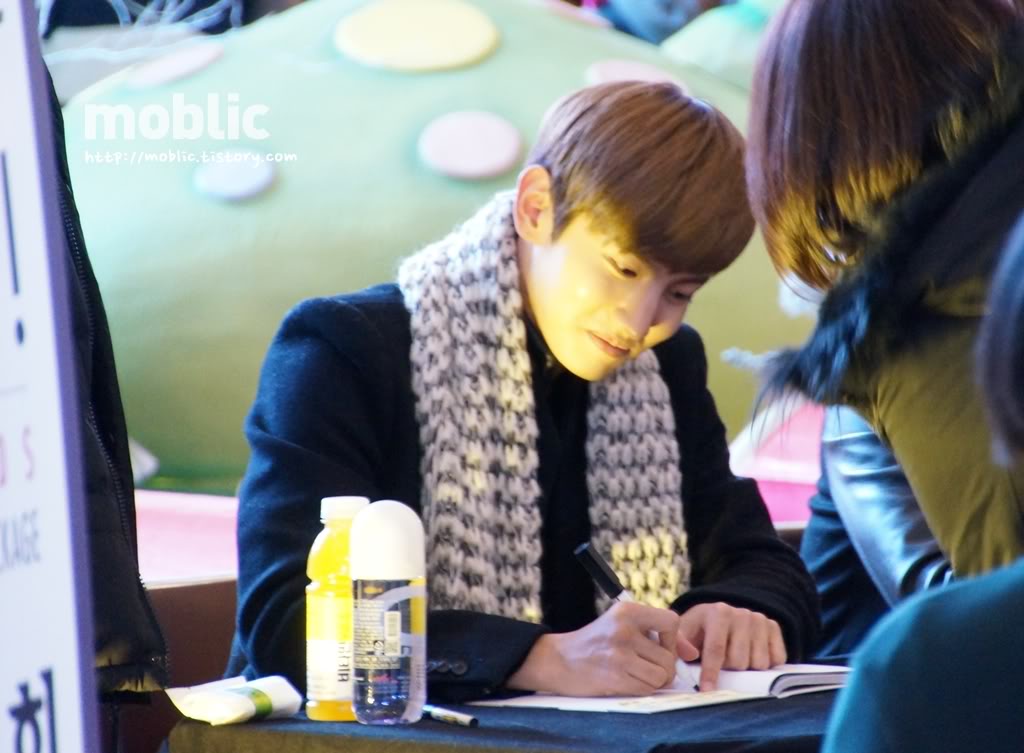 [08.12.12][Pics] Changmin - "Humanoids" Fansign Event in Yeouido DSC02402