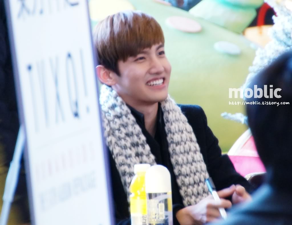 [08.12.12][Pics] Changmin - "Humanoids" Fansign Event in Yeouido DSC02687