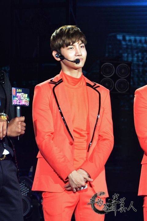 [22.12.12][Pics] Changmin - Sichuan TV New Year's Eve Concert Cc01987eca80653829952cca97dda144ac3482fa