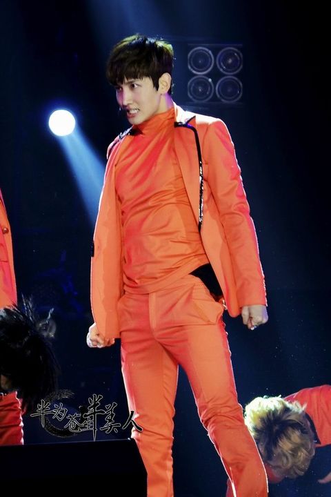 [22.12.12][Pics] Changmin - Sichuan TV New Year's Eve Concert Dd998e1ea8d3fd1f33fd2ce3304e251f94ca5f01