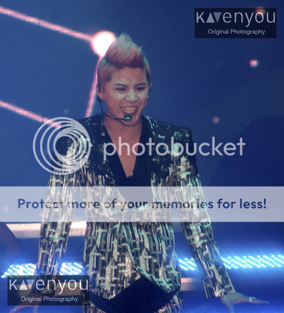 [30.11.12][Pics] Xia Junsu - The 1st World Tour Concert in Oberhausen ,Germany 478293_501739013189789_29204699_o