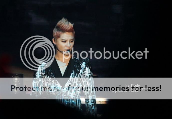 [30.11.12][Pics] Xia Junsu - The 1st World Tour Concert in Oberhausen ,Germany 5c5cb62egw1dzfwysyog1j